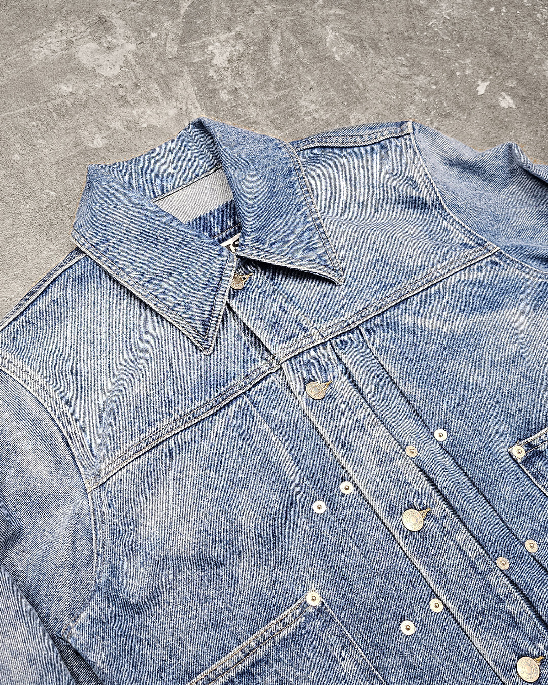 THE TRUCKER JACKET IN LIGHT FADED INDIGO DENIM