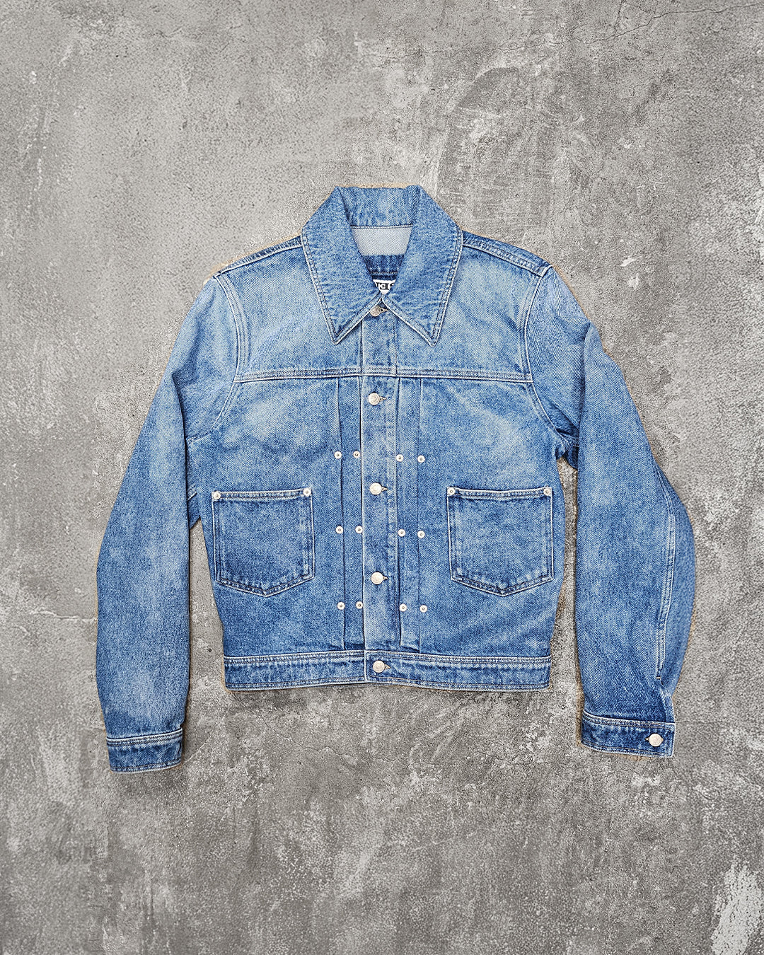 THE TRUCKER JACKET IN LIGHT FADED INDIGO DENIM