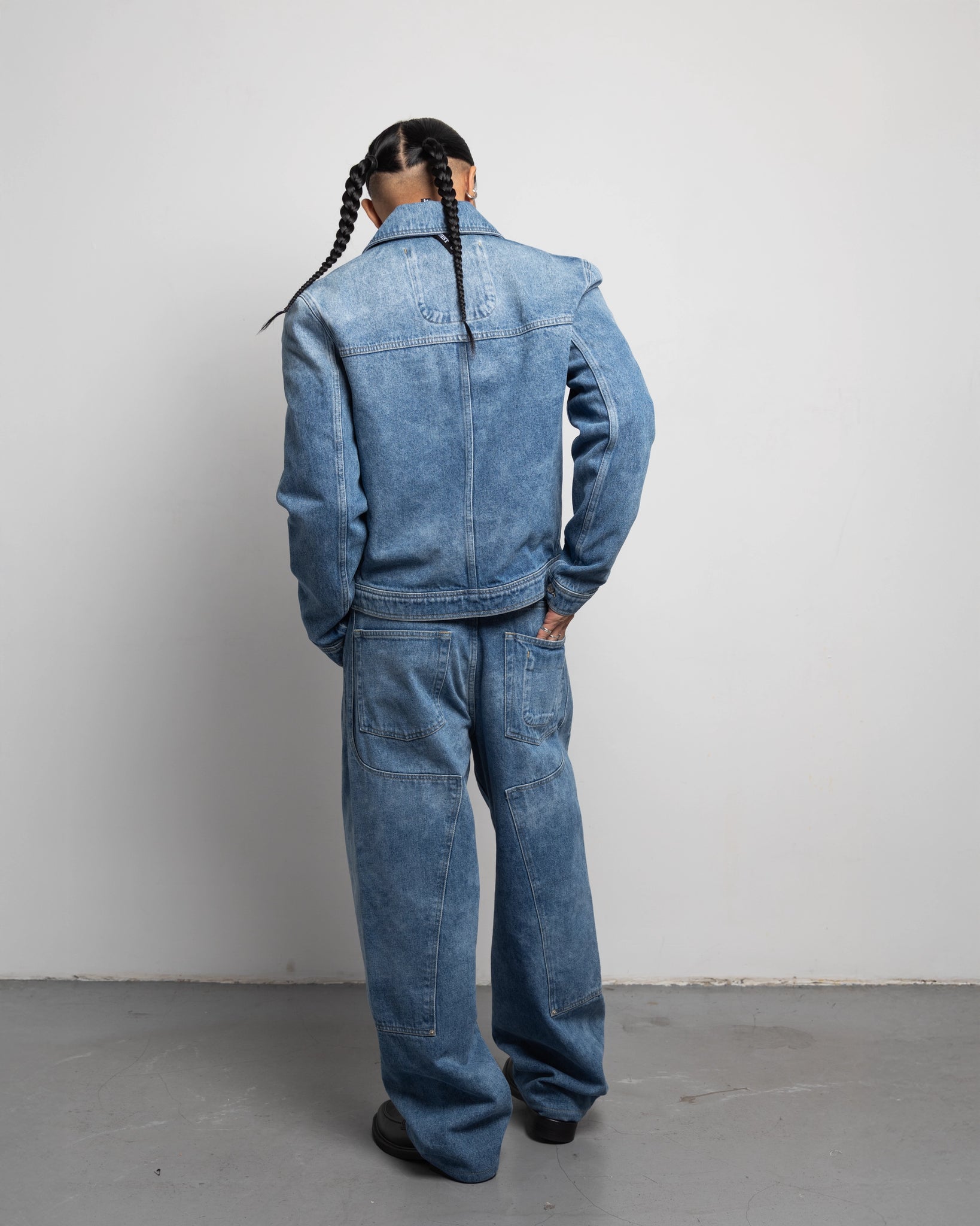 THE TRUCKER JACKET IN LIGHT FADED INDIGO DENIM