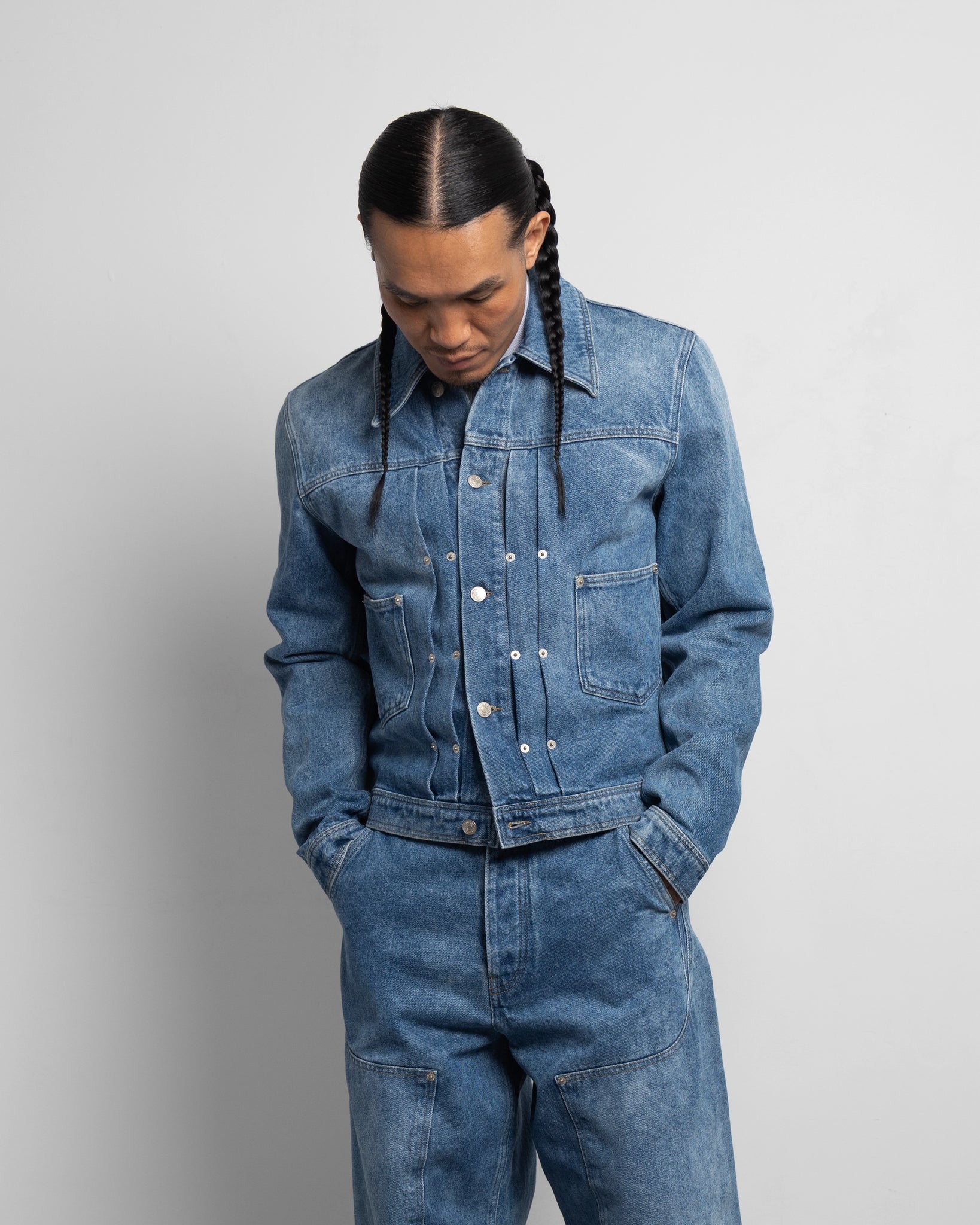 THE TRUCKER JACKET IN LIGHT FADED INDIGO DENIM
