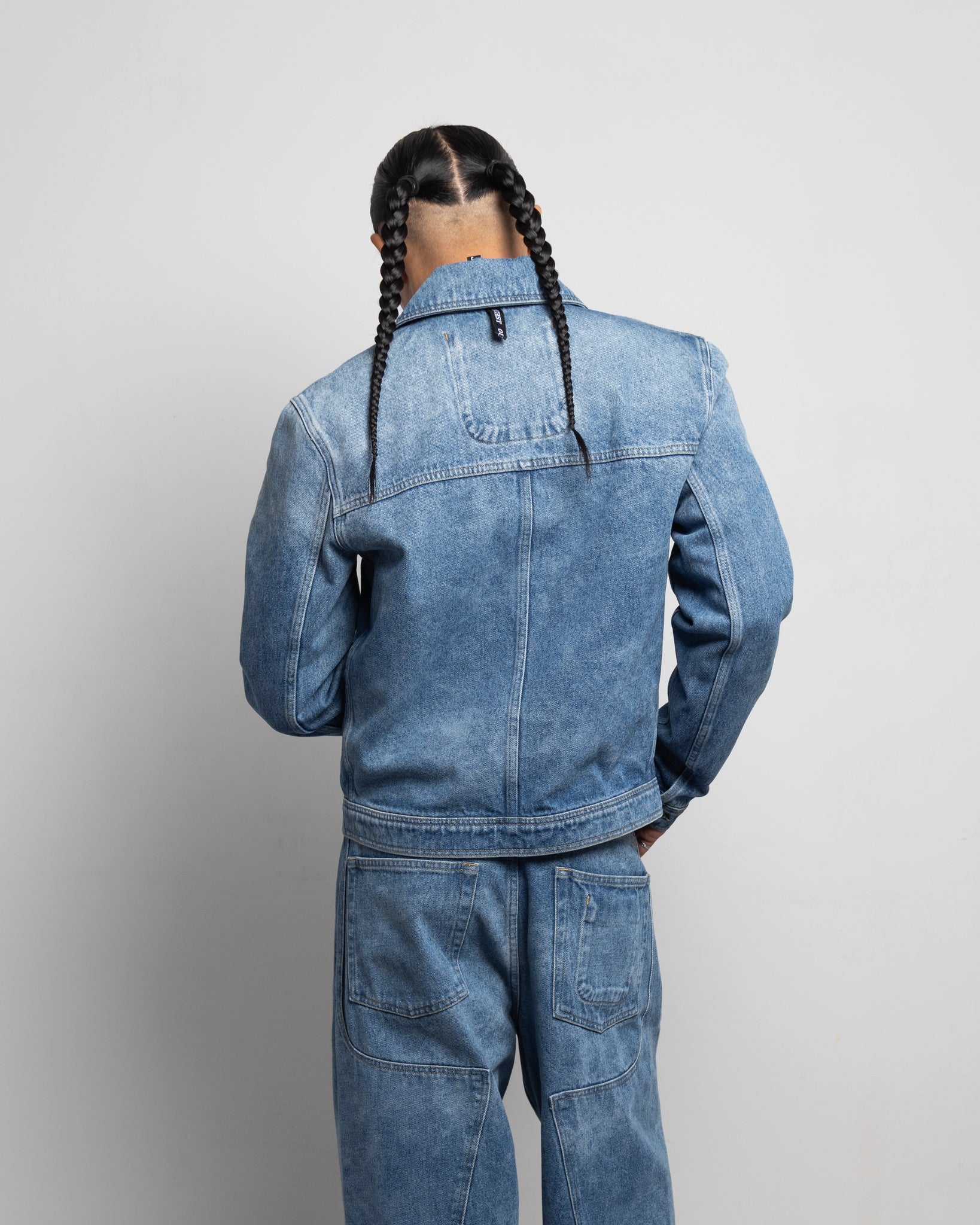 THE TRUCKER JACKET IN LIGHT FADED INDIGO DENIM
