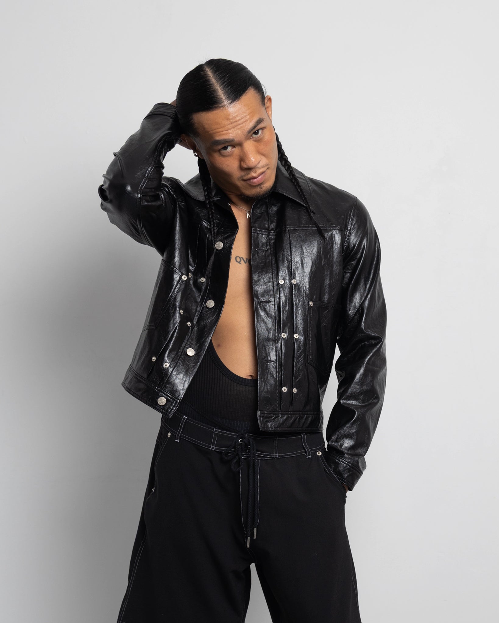THE TRUCKER JACKET IN BLACK FAUX LEATHER