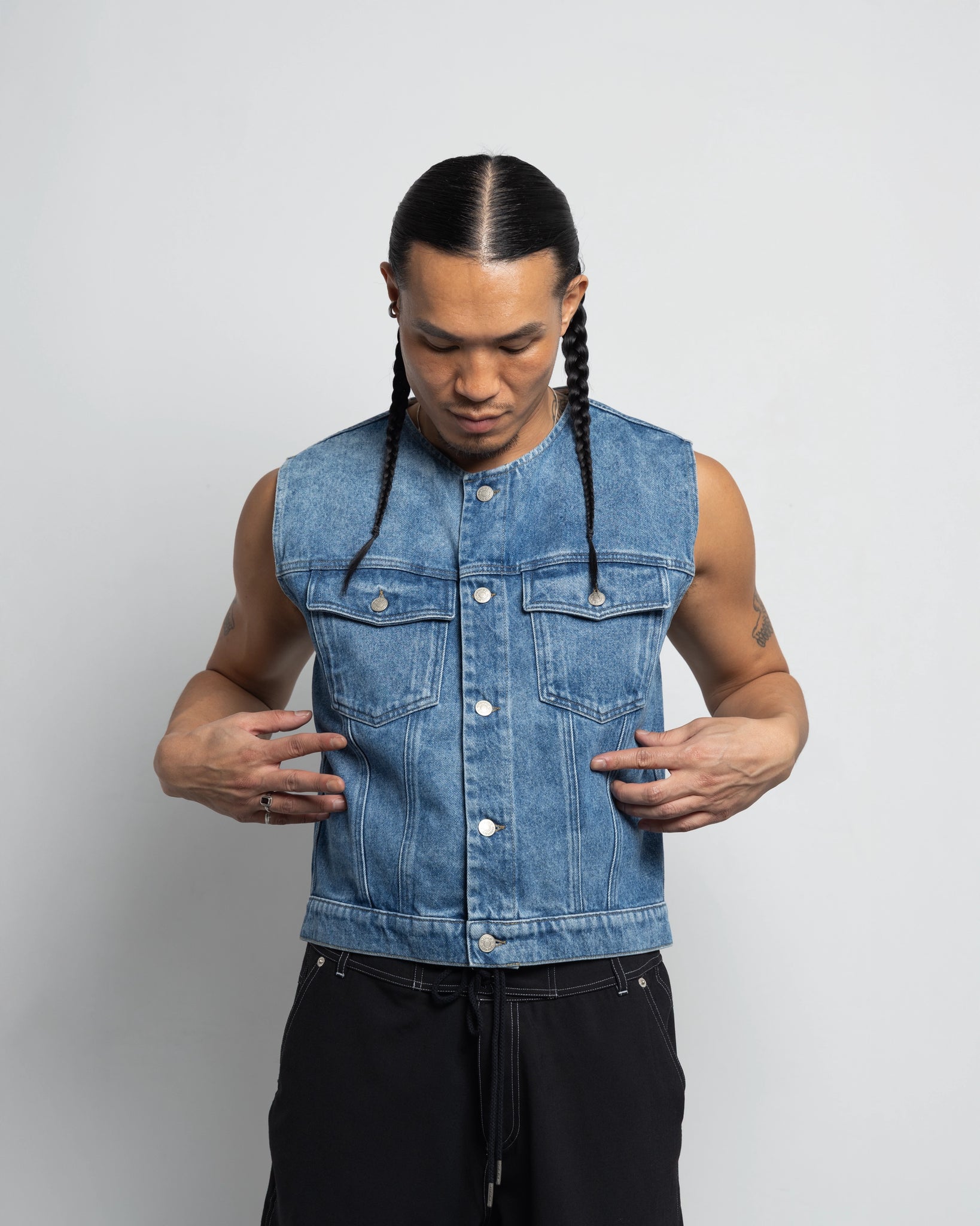 THE SLEEVELESS JACKET IN LIGHT FADED INDIGO DENIM