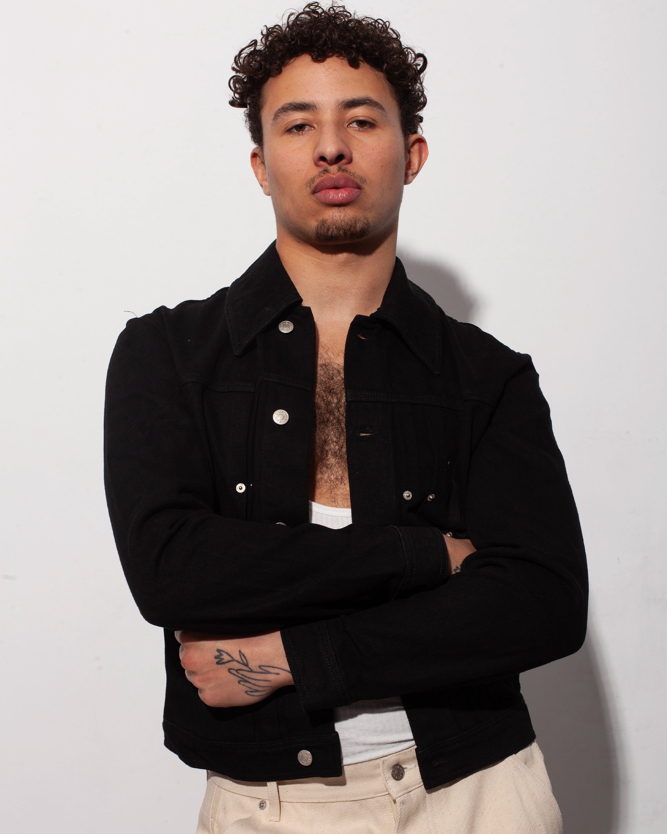 THE TRUCKER JACKET IN BLACK DENIM