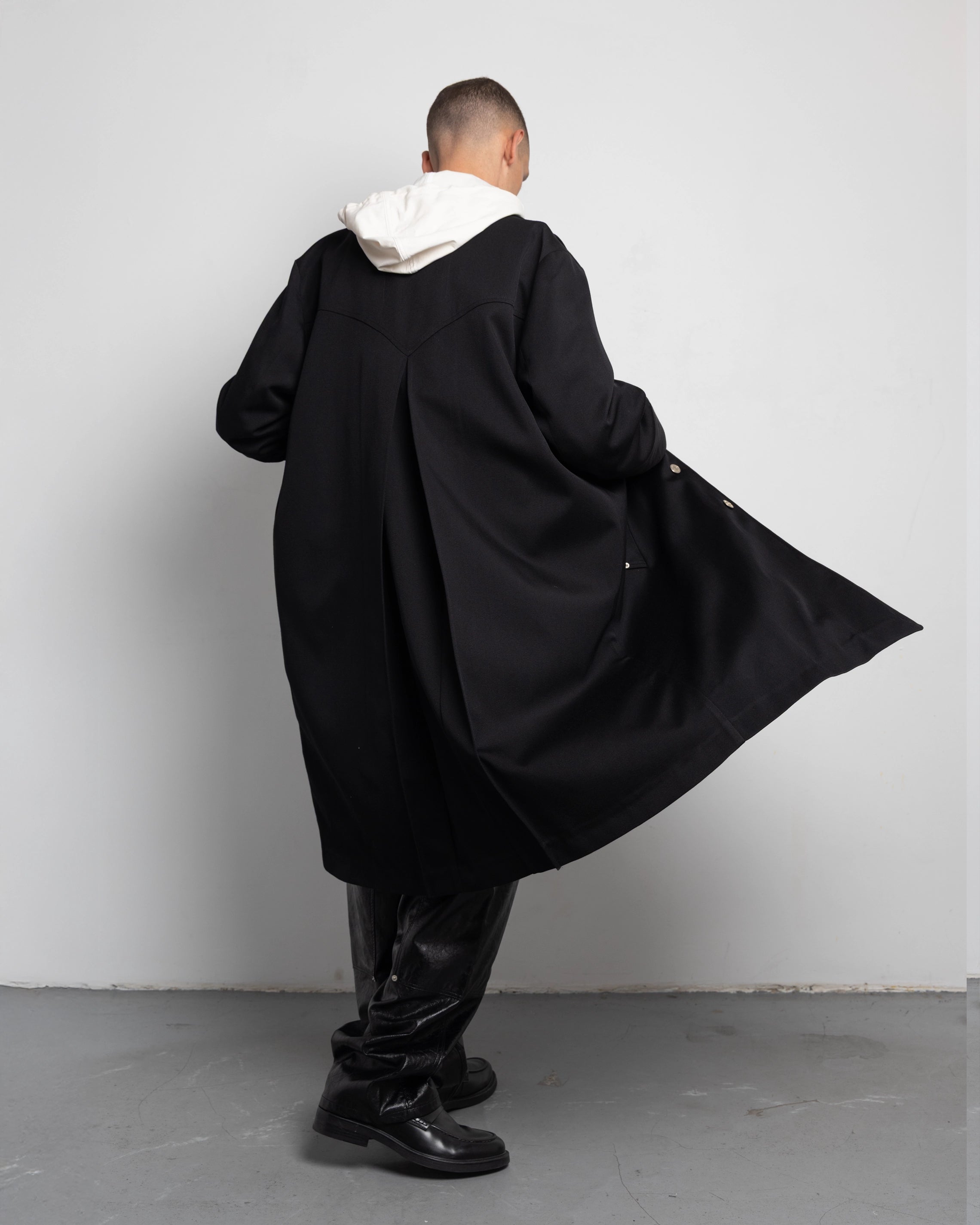 THE WESTERN COAT IN UPCYCLED BLACK WOOL TWILL