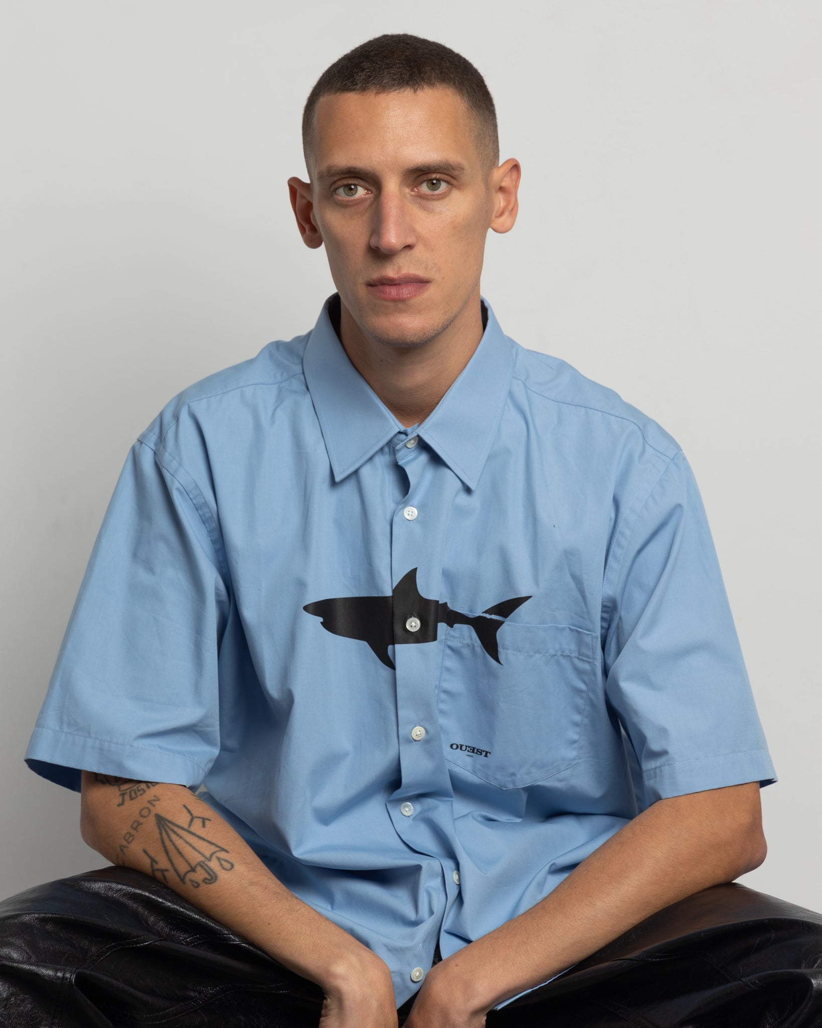 THE SHARK SHORT SLEEVE SHIRT IN LIGHT BLUE COTTON POPLIN