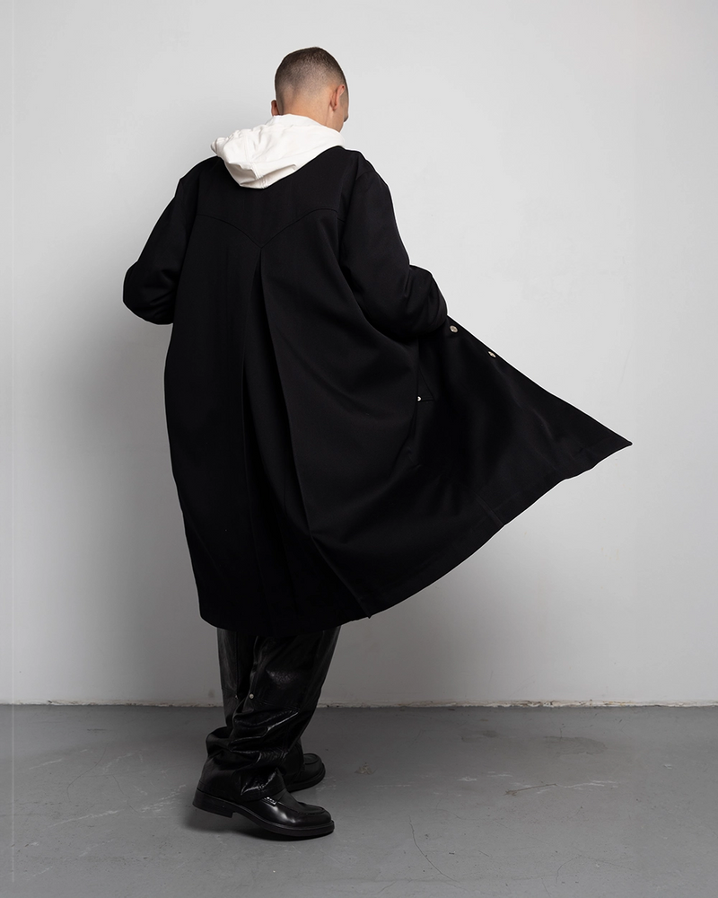 THE WESTERN COAT IN UPCYCLED BLACK WOOL TWILL