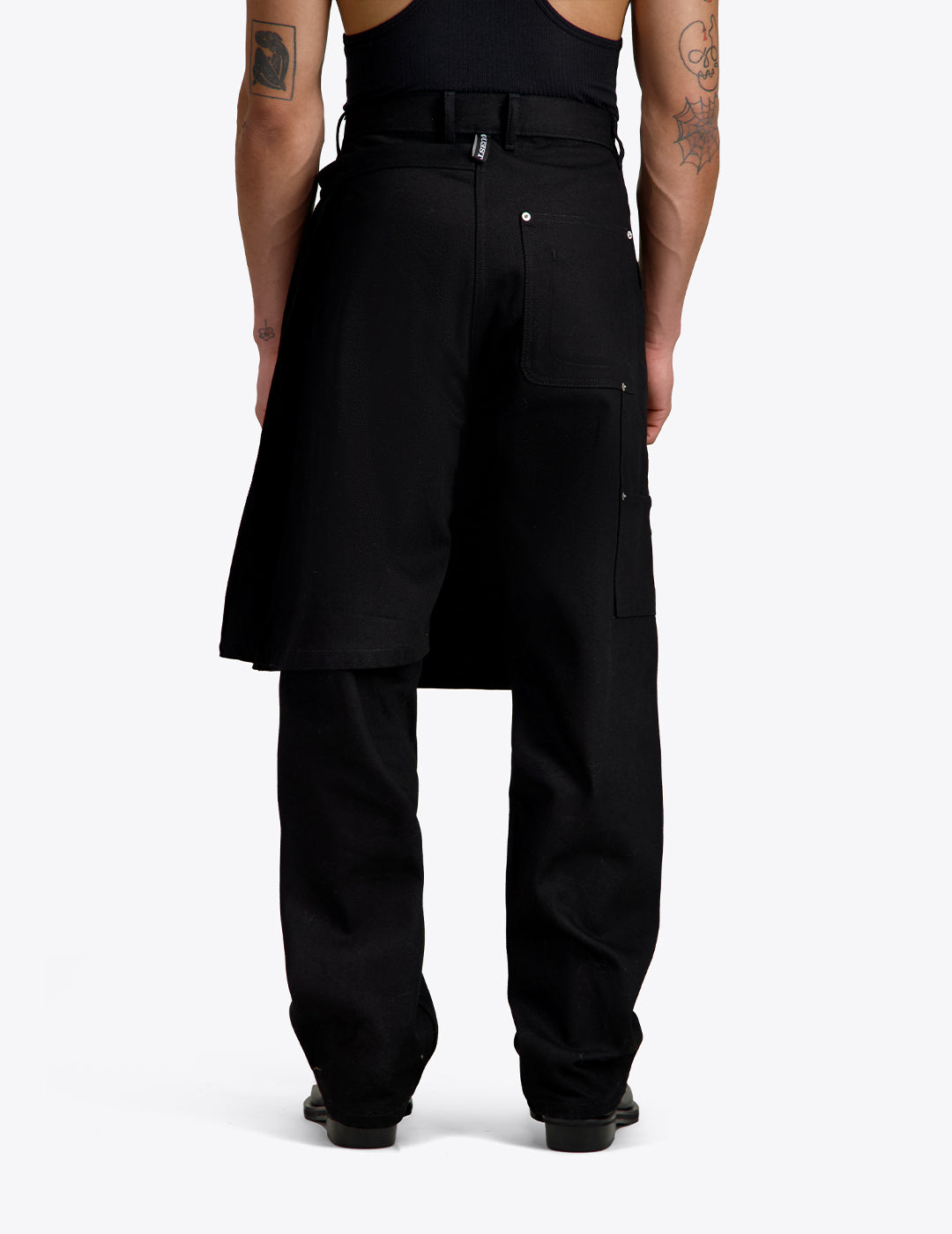 THE APRON PANTS IN BLACK DENIM
