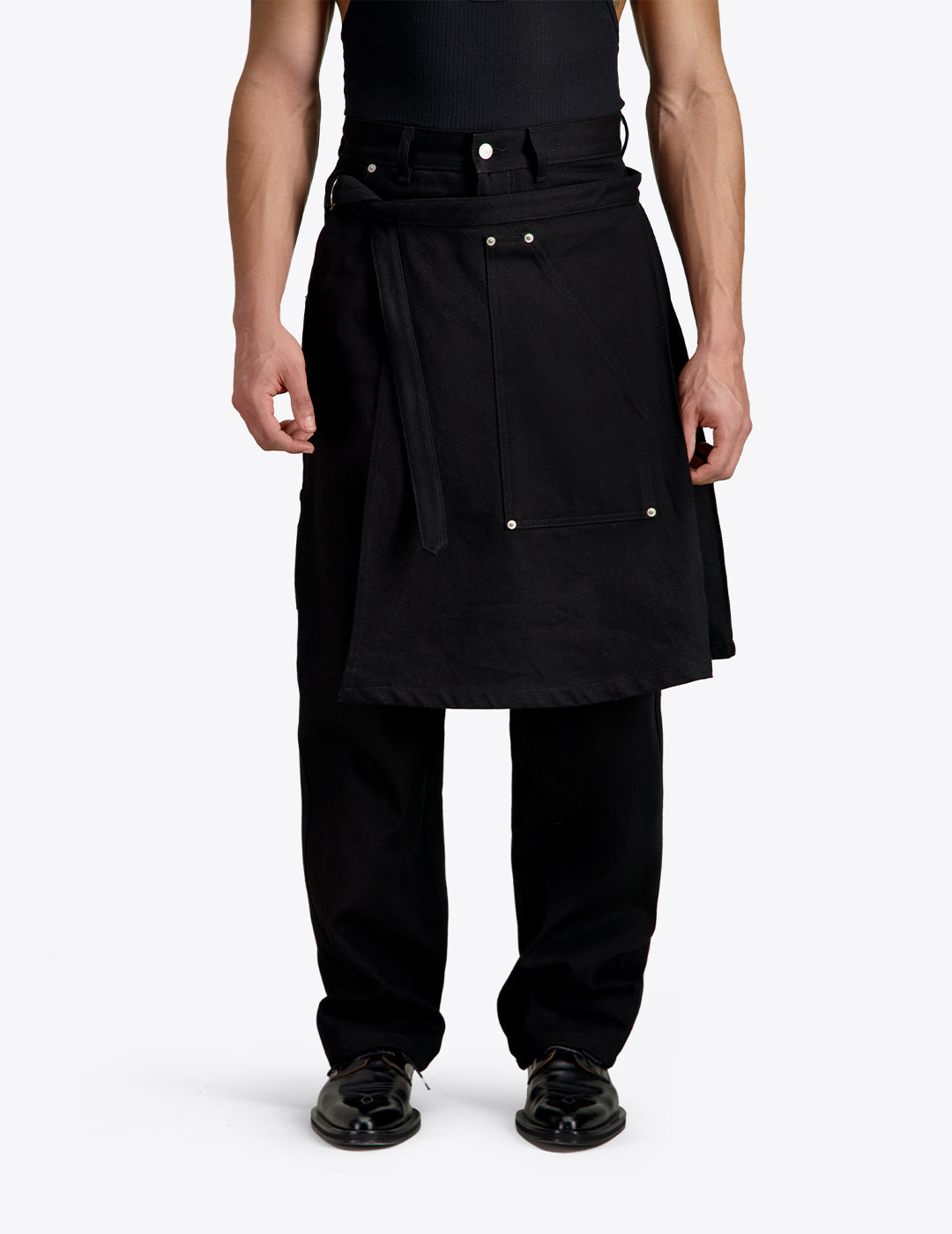 THE APRON PANTS IN BLACK DENIM