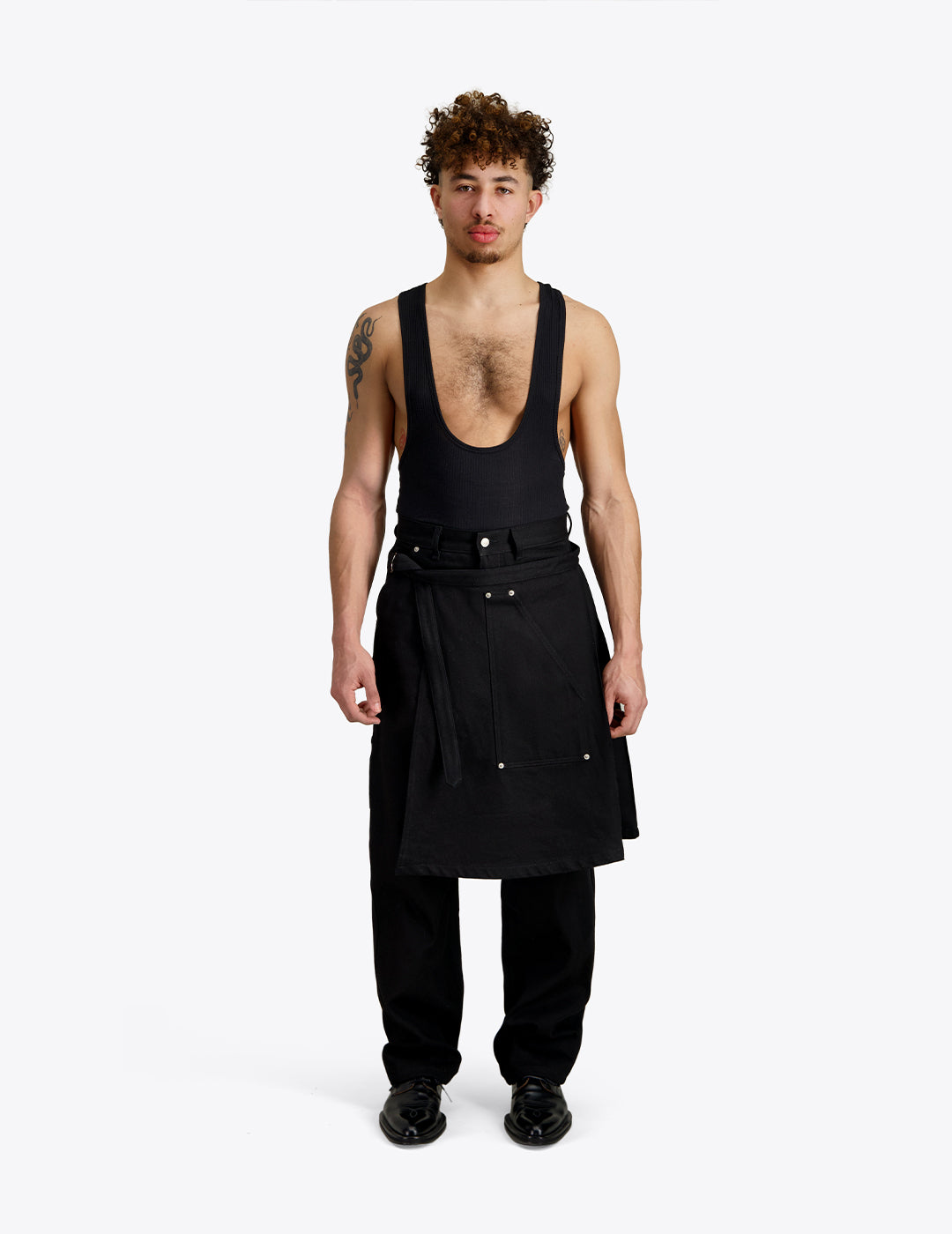 THE APRON PANTS IN BLACK DENIM