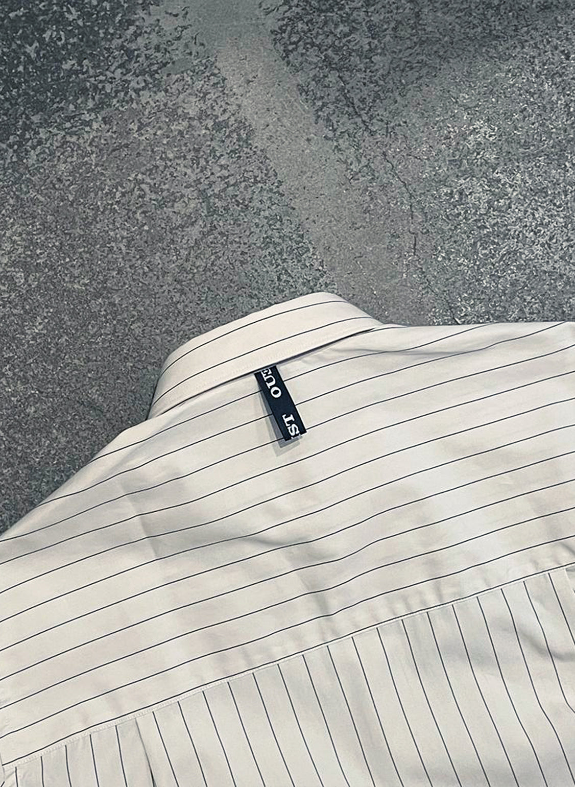 THE CLASSIC STRIPED SHIRT IN OFF-WHITE / BLACK COTTON