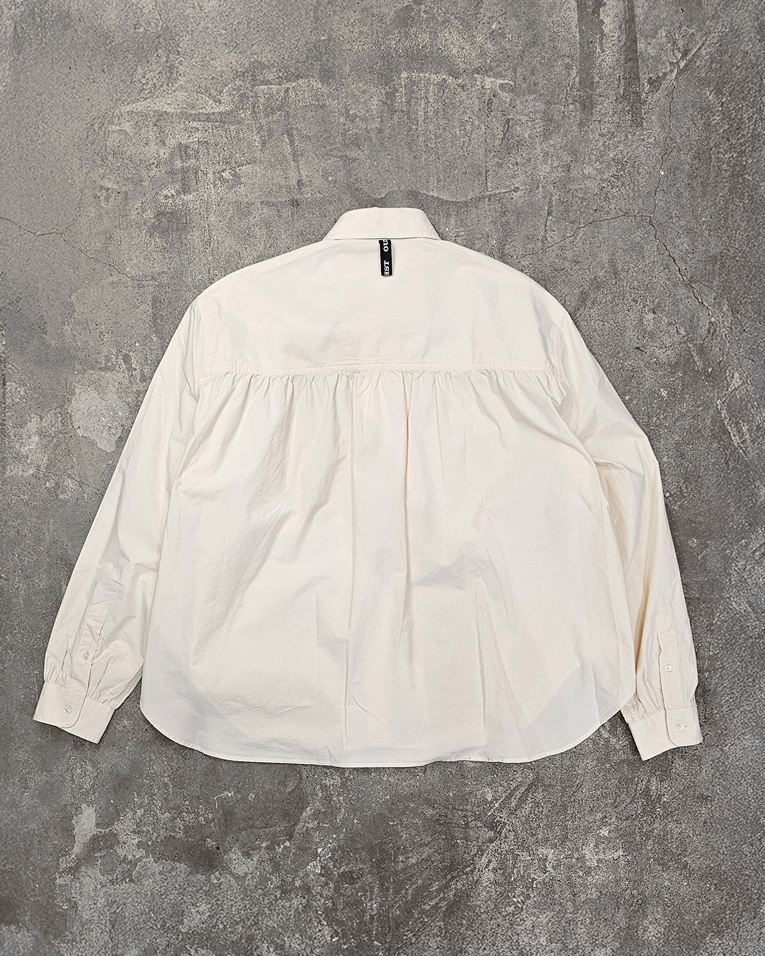 THE CLASSIC SHIRT IN OFF-WHITE OVERDYED COTTON