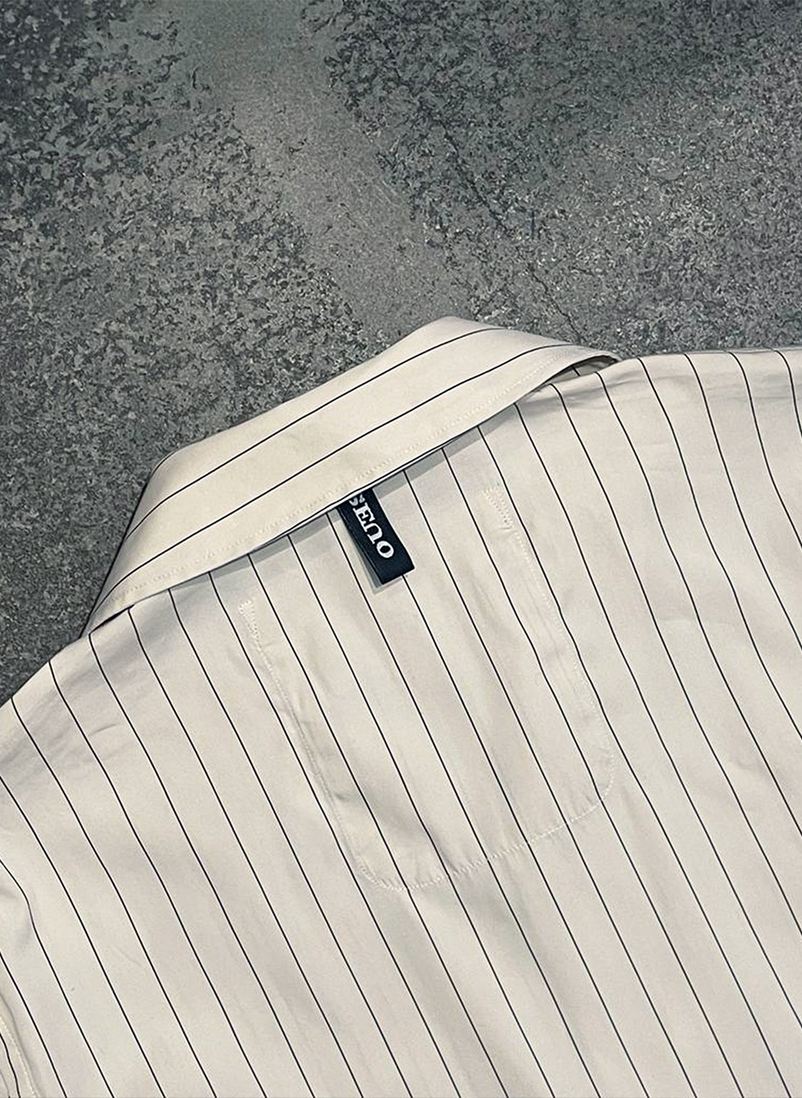 THE HAWAIIAN STRIPED SHIRT IN OFF-WHITE / BLACK COTTON