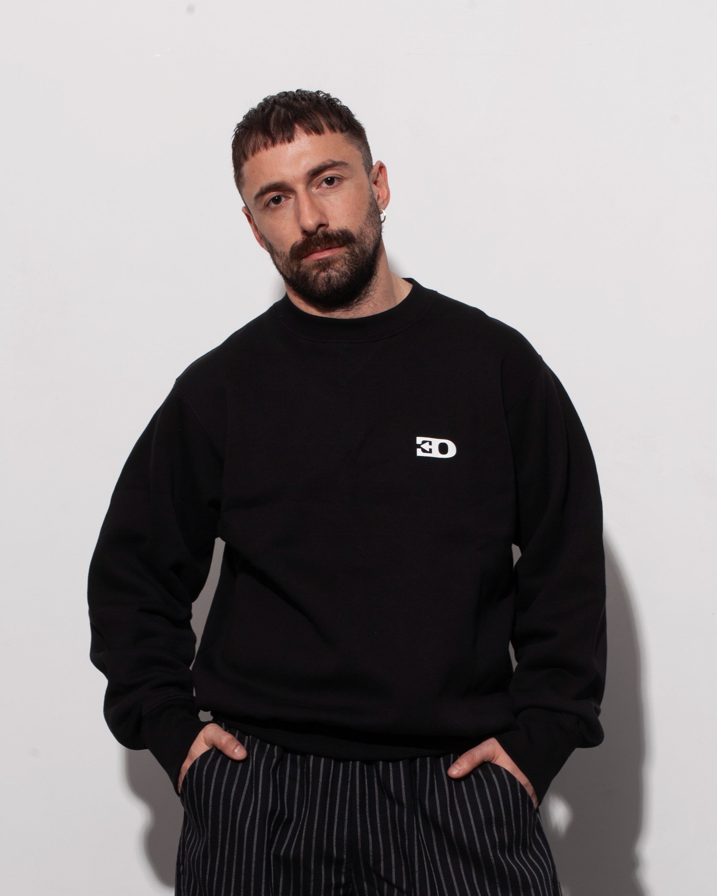 THE LOGO CREWNECK IN BLACK BRUSHED FLEECE