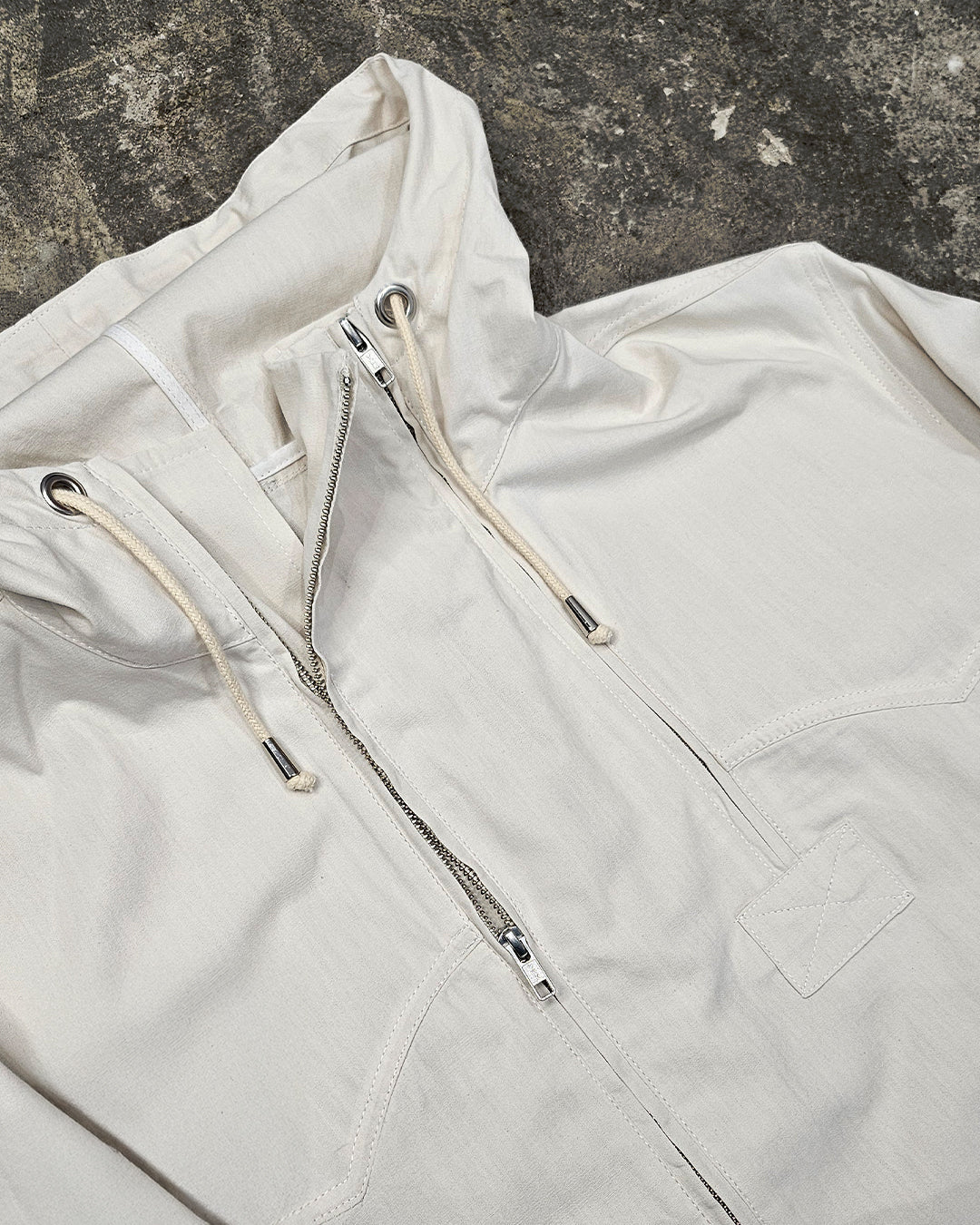THE WINDBREAKER IN OFF WHITE COTTON CANVAS