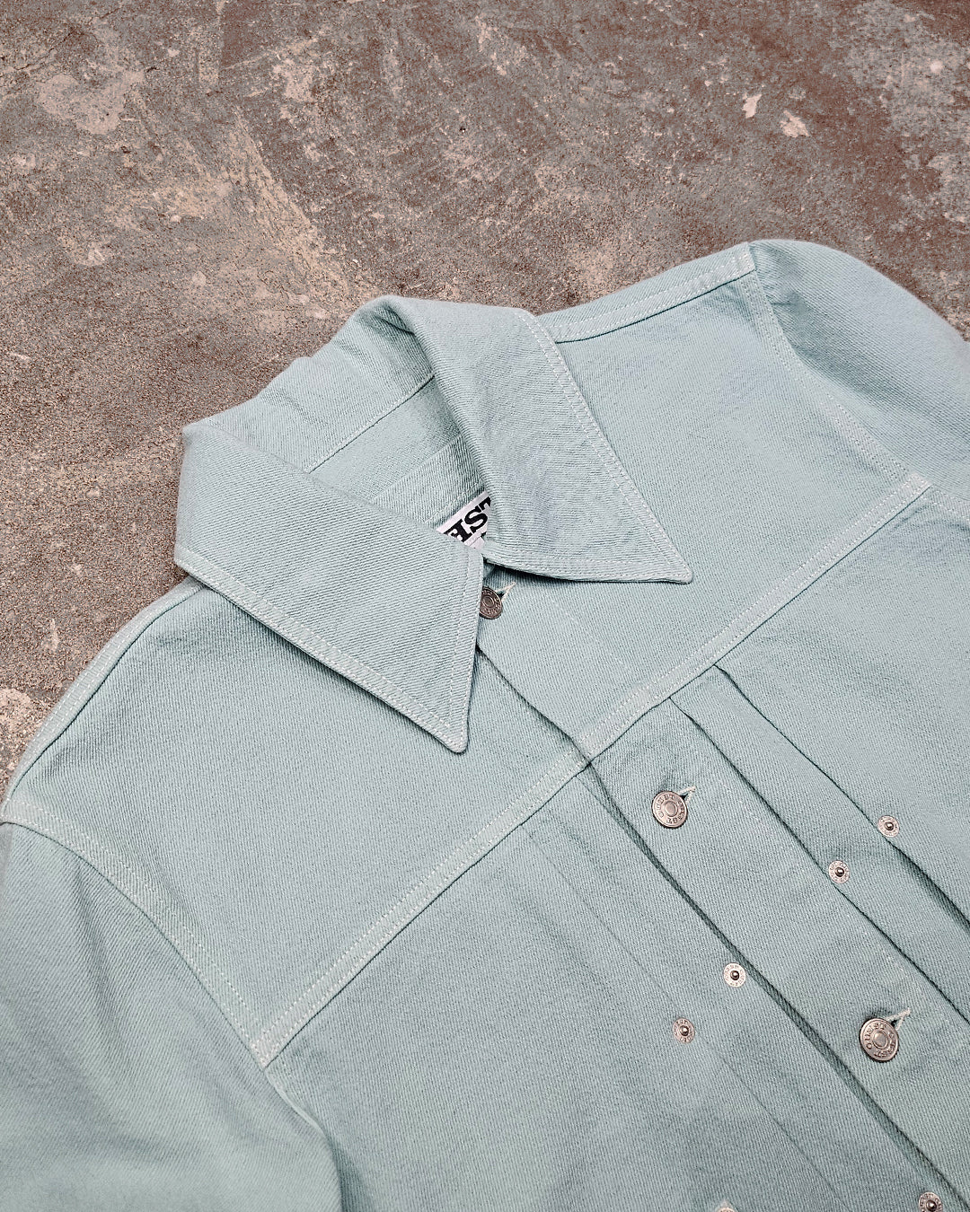 THE TRUCKER JACKET IN TURQUOISE DENIM