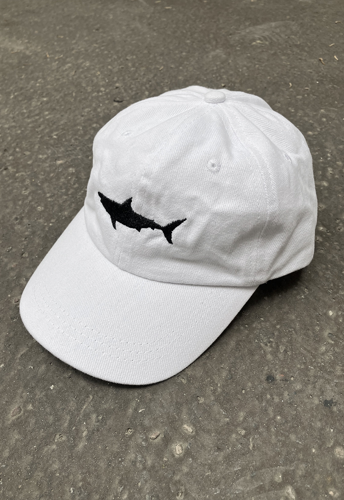 THE SHARK CAP IN WHITE COTTON TWILL