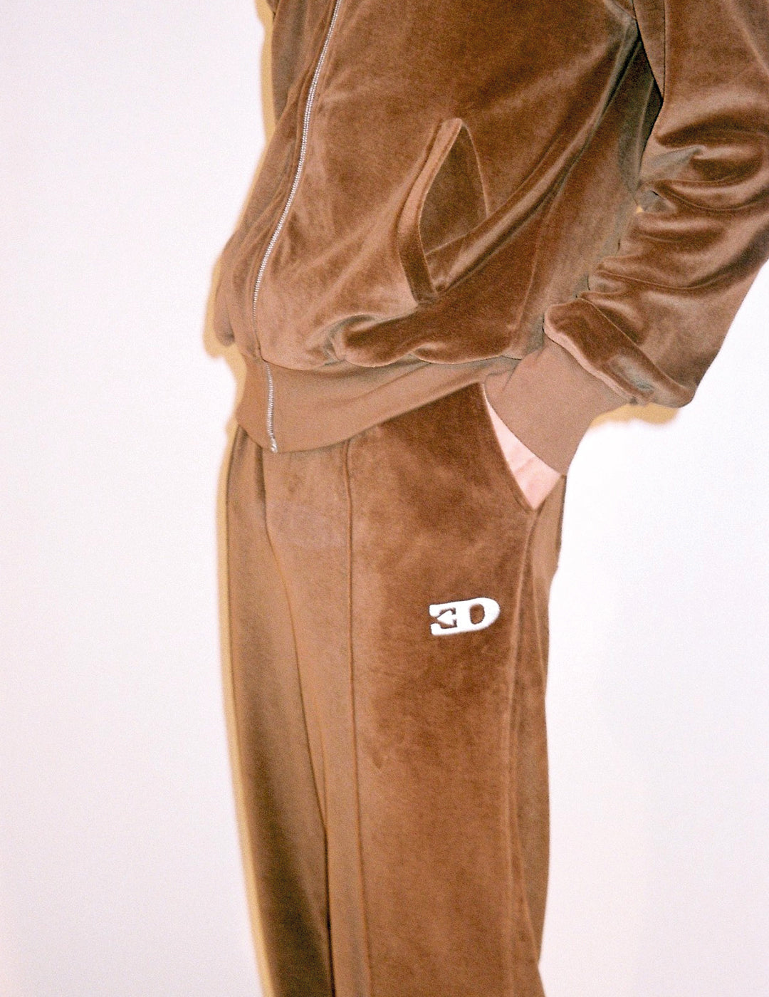 THE VELOUR TRACK PANTS IN TOBACCO
